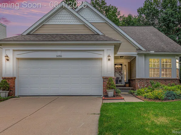 5090 Northfield Dr, Howell, MI 48843
