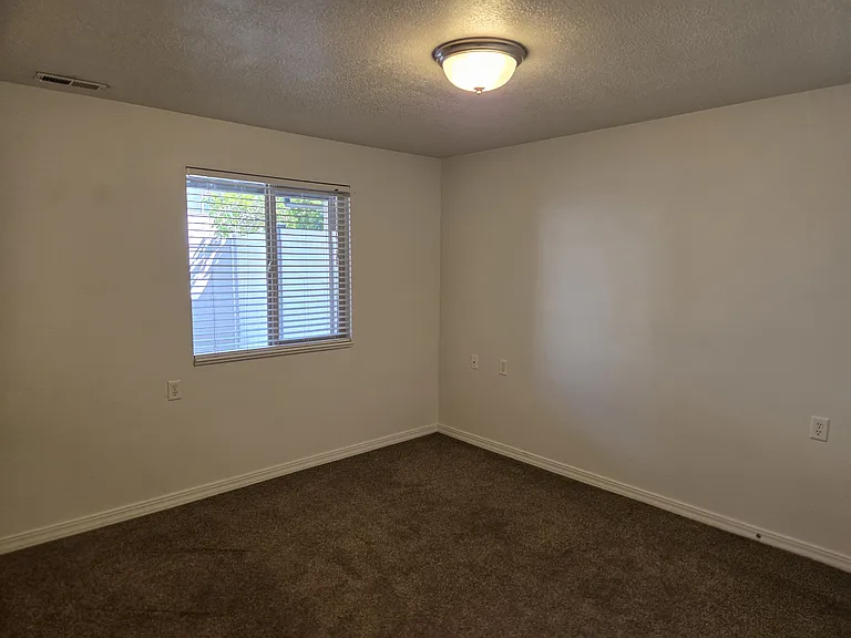 212 W Lyman Ln — Photo 34