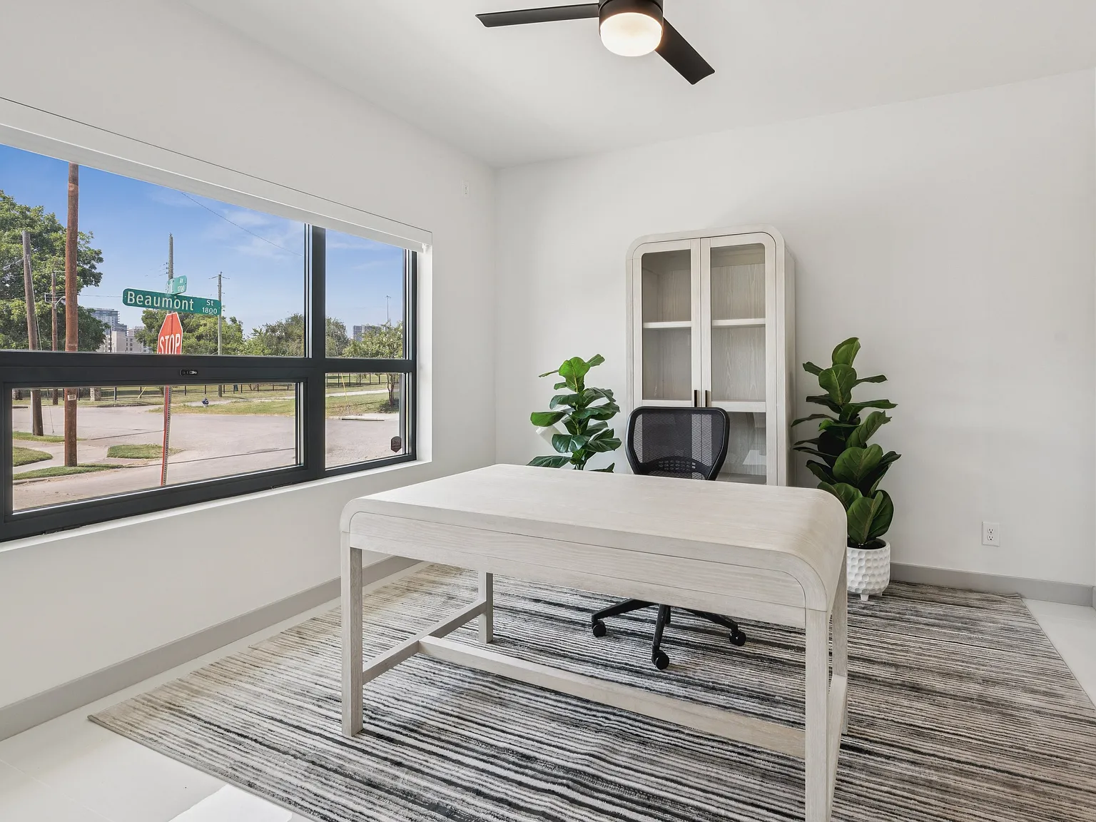 4 bed, 2578 sqft, $4,900 — Photo 4