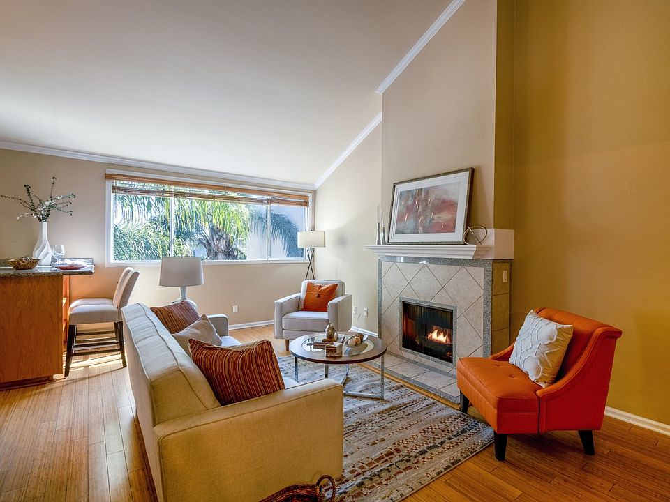 1st image of 5325 Newcastle Ave Unit 304