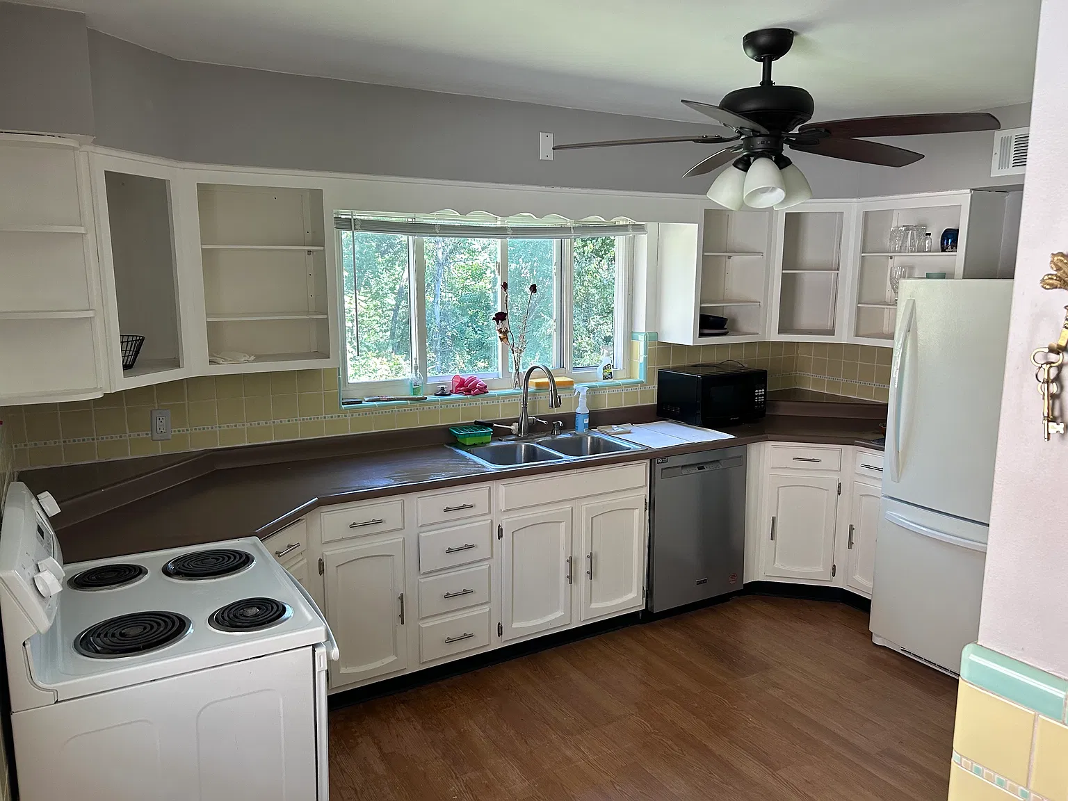2 bed, 1.5 bath, 2105 sqft, $1,750 — Photo 2