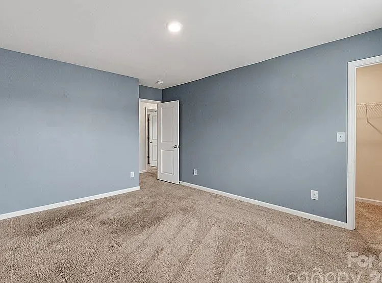 405 Bennington Dr — Photo 2