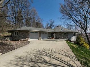 14481 Forest Ridge Dr, Dubuque, IA 52003