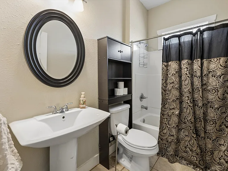 842 E Guenther St #2 — Photo 10