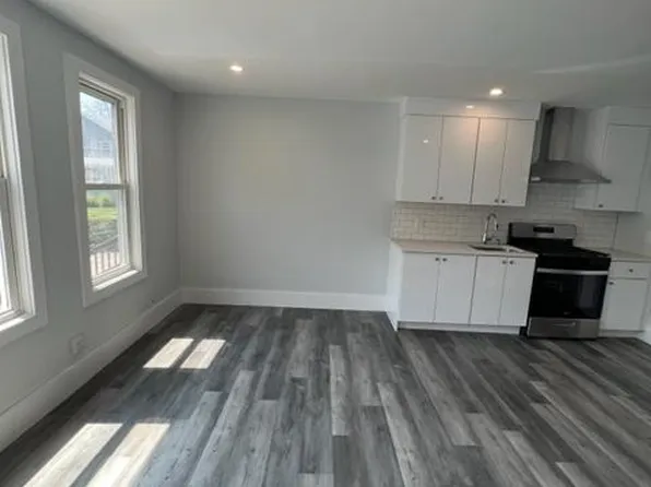 22 Lawrence Ave #5, Bay Shore, NY 11706