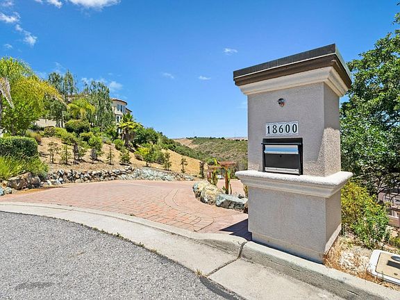 4th image of 18600 Castle Ridge Dr