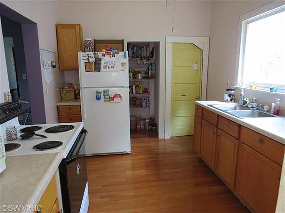 5th image of 213 S Farmer St
