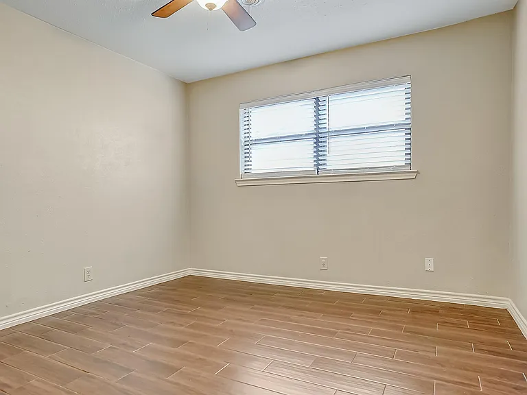 921 Holiday Dr — Photo 15
