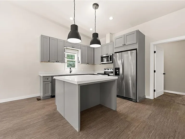 221 Columbus Dr — Photo 26