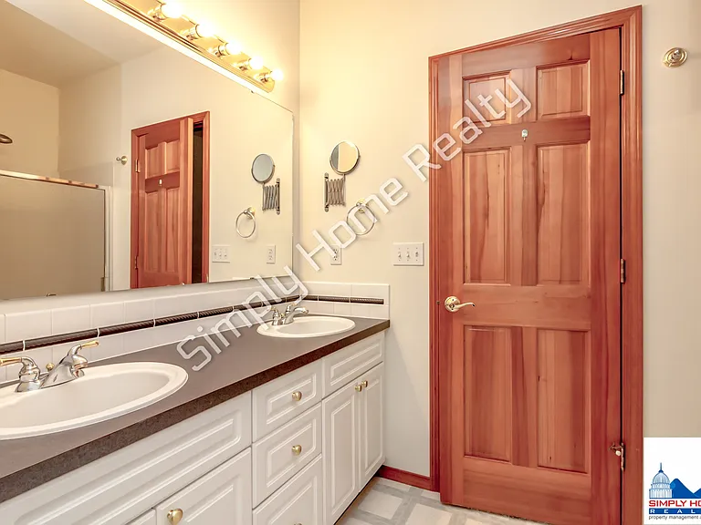 4100 Campus Green Dr NE — Photo 17