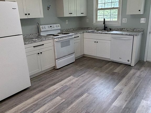 3rd image of 100 Maplewood Dr APT B