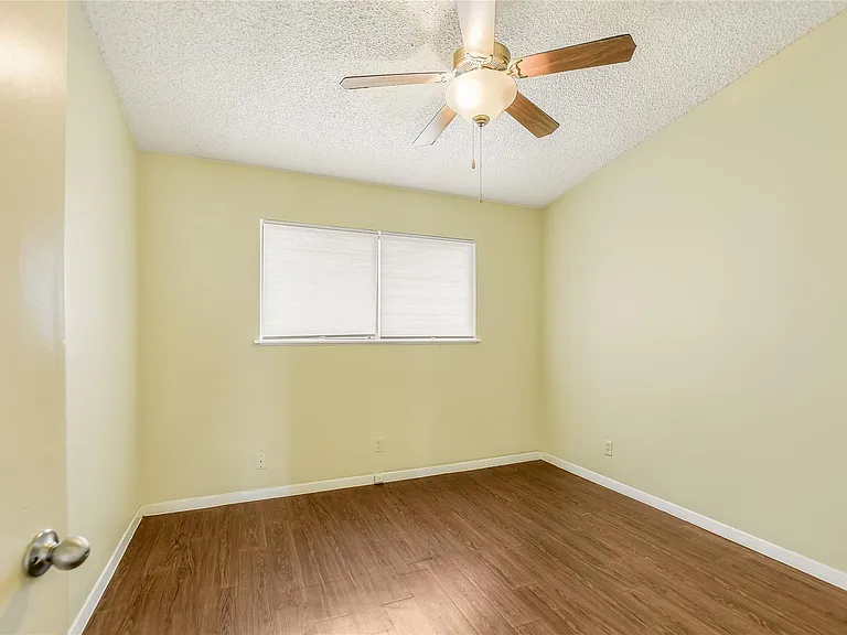 612 W 51st St #104 — Photo 12