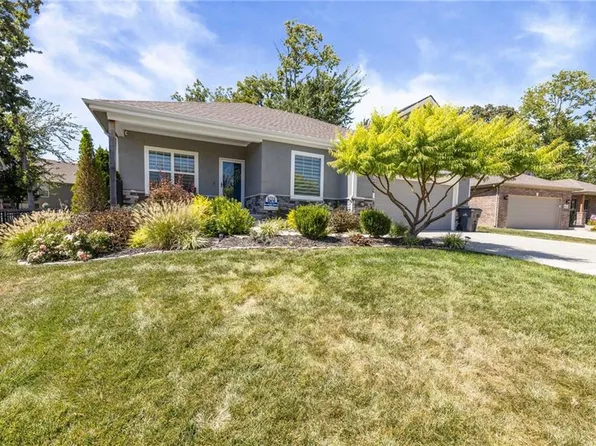12526 S Hedge Ct, Olathe, KS 66061