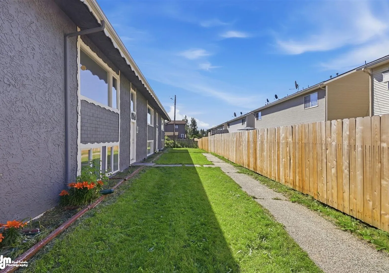 The Single-Family Alternative: 4BD/2BA Triplex Unit with Modern Comforts — Photo 2
