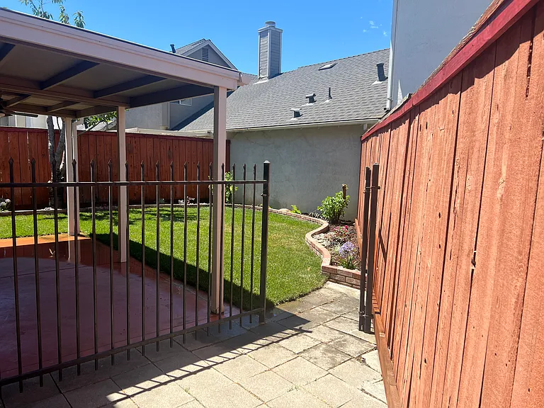 2009 Hearthstone Ln — Photo 14