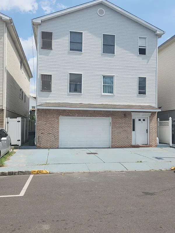 2 bed, 1.0 bath, 830 sqft, $2,100 — Photo 1