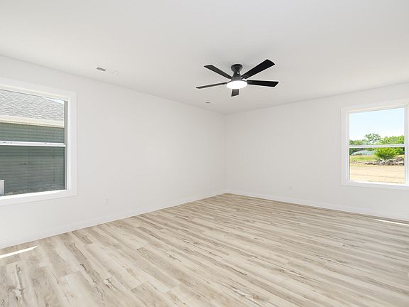 5th image of 104 Love St