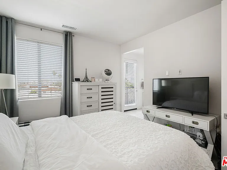 592 E Imperial Ave — Photo 22