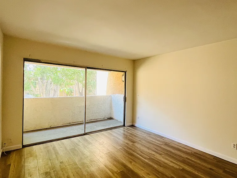 1001 W Macarthur Blvd #110 — Photo 29