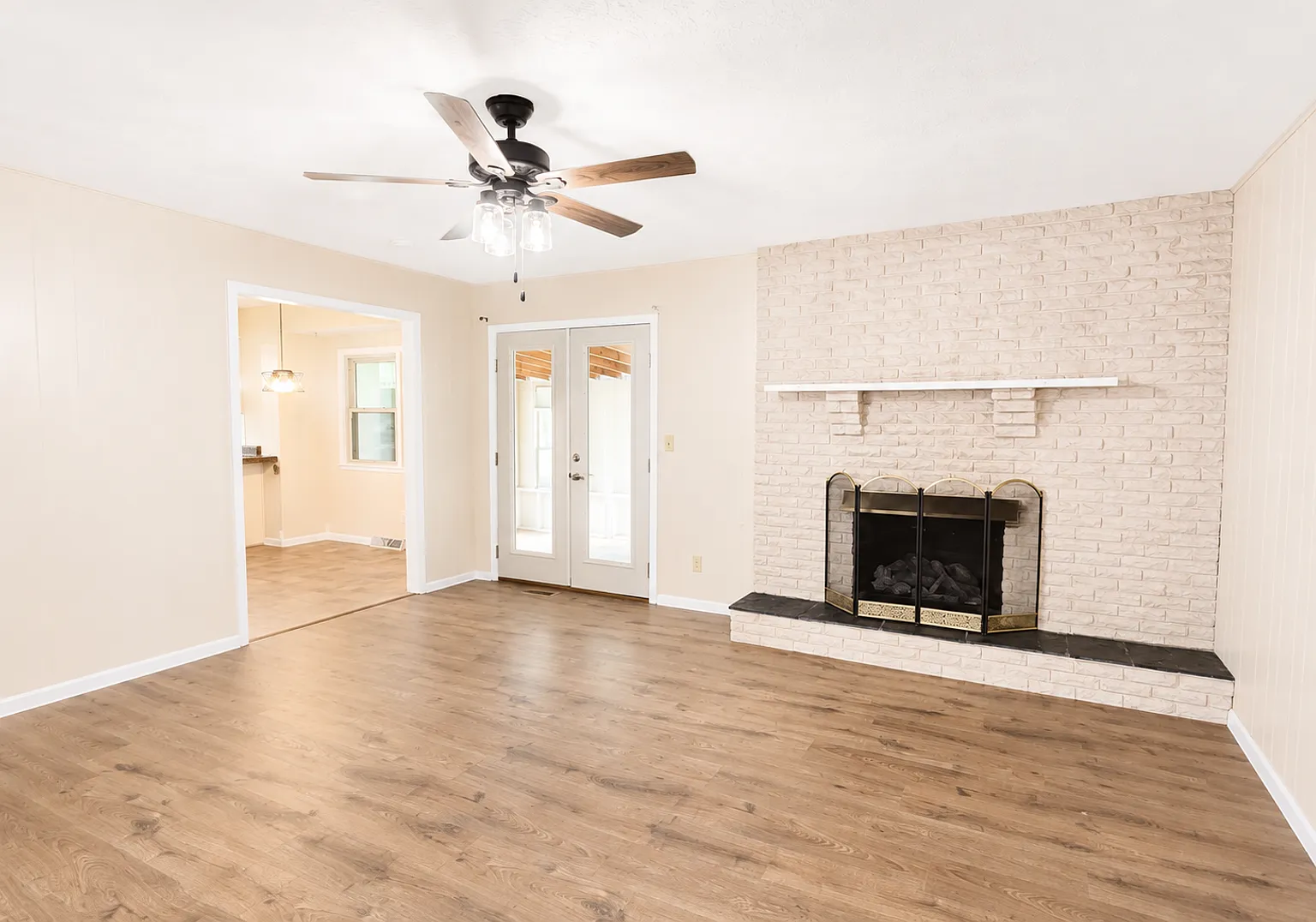 Medical Mile Kickapoo 4/2/2 | Two Living Rooms | Sunroom | Fenced Yard | Pets Welcome!! — Photo 3