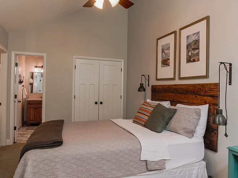 Upstairs bedroom (queen) ensuite full bath