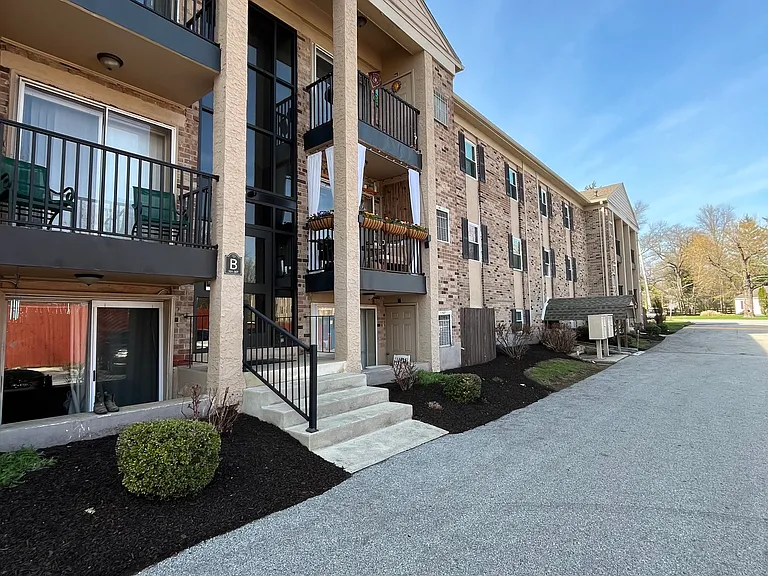 Manor Crossing — Photo 1
