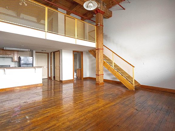 2nd image of 727 E Grand Blvd #116