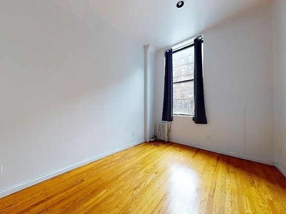 4th image of 29 Saint Marks Pl APT A
