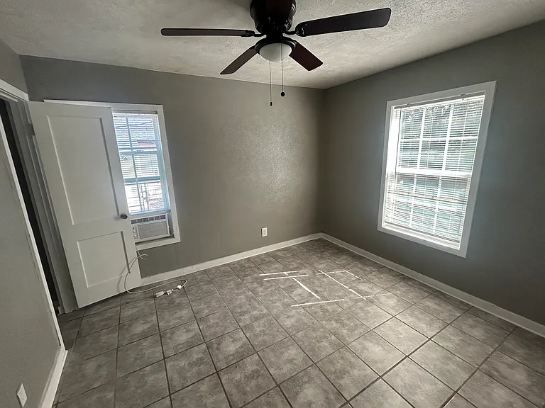 710 Sutton Dr — Photo 4