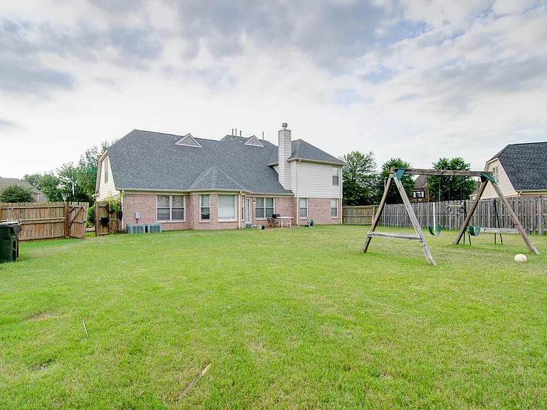 1330 Riding Brook Dr — Photo 18