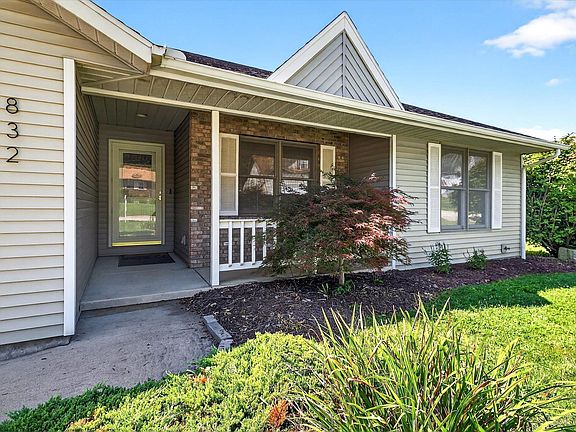 5th image of 832 E Clover Dr