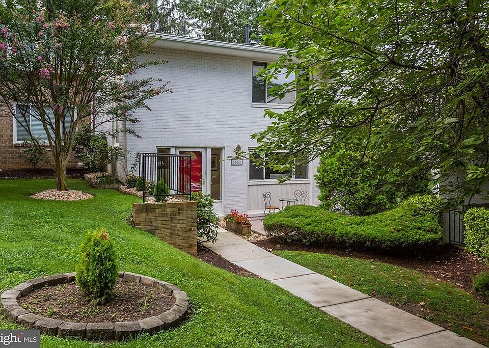 2nd image of 5562 Burnside Dr