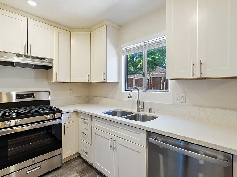 1717 Pine Street — Photo 8