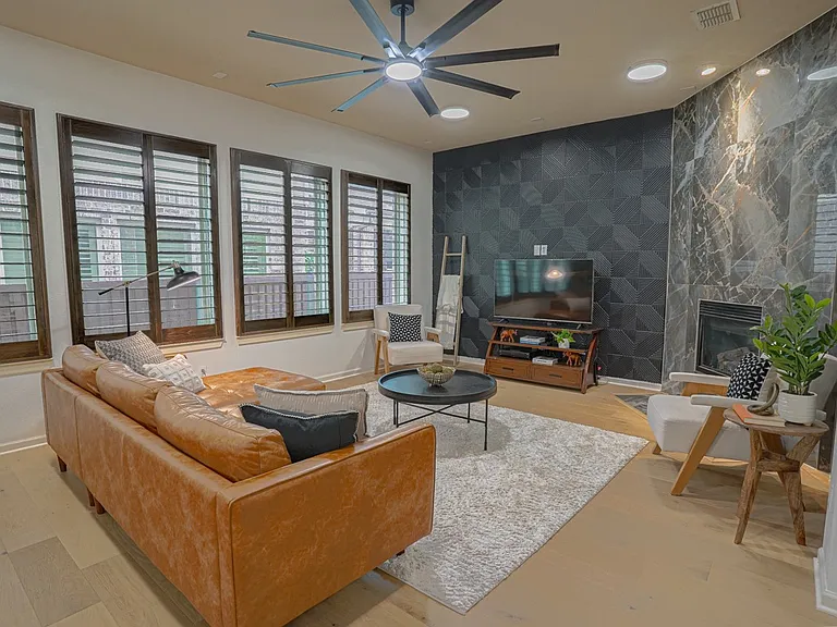 1209 Savoy Ln — Photo 2