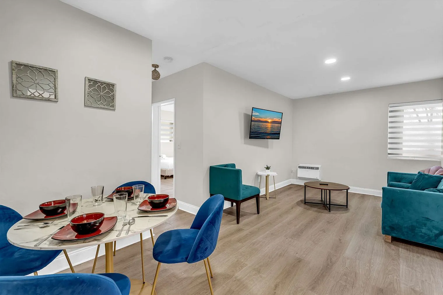 2 bed, 1.0 bath, 990 sqft, $4,924 — Photo 2