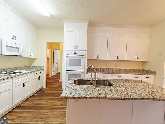 3rd image of 30 Stephanie Ln