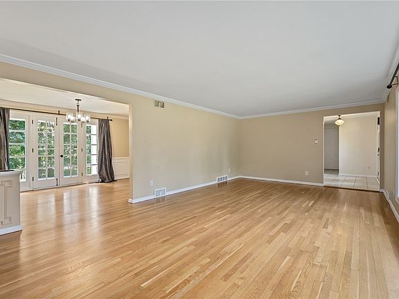 5th image of 2355 Berkshire Dr