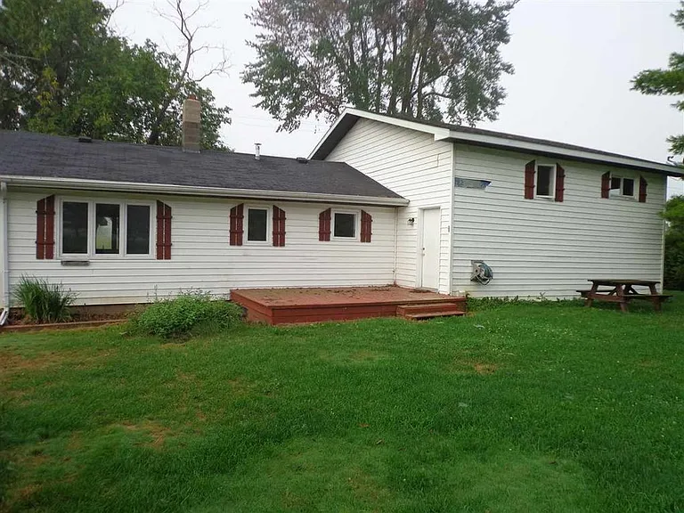 Large backyard perfect for cook outs, families and pets!