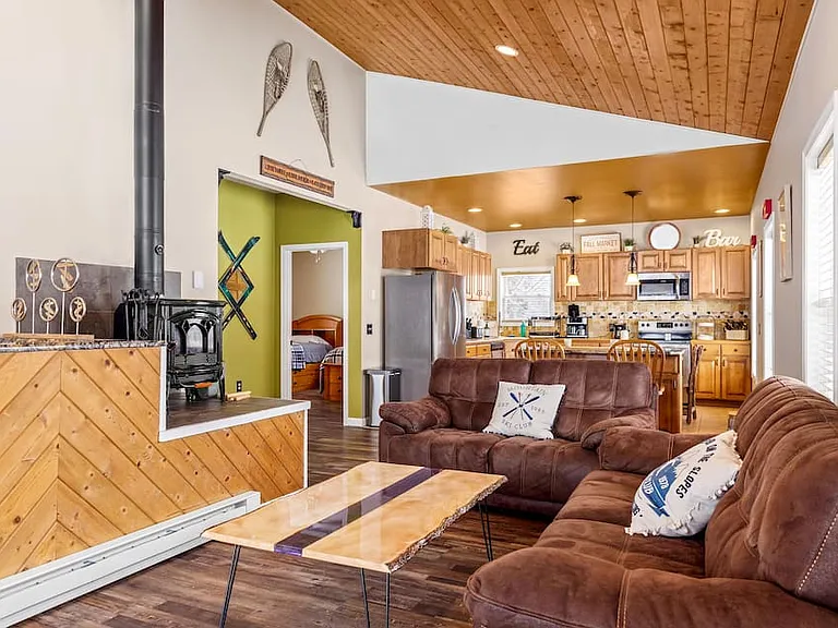 284 Roundabout Way — Photo 1