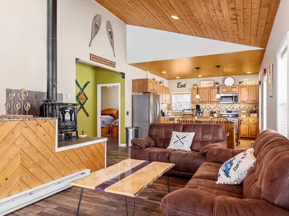 284 Roundabout Way, Union Dale, PA 18470