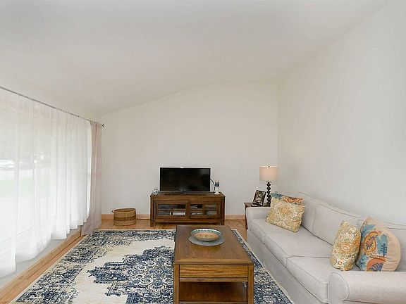 5th image of 8 Glenwood Ln