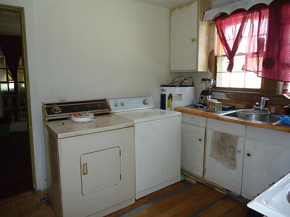 5th image of 405 Moody St