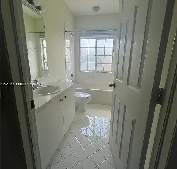 1423 NE 40th Rd — Photo 2