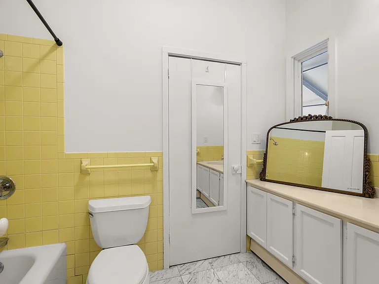 406 W Smuggler St — Photo 2