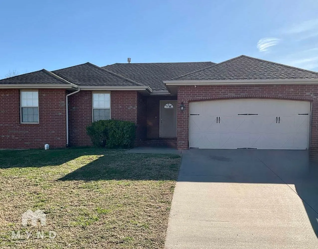 3 bed, 2.0 bath, 2800 sqft, $2,099 — Photo 1