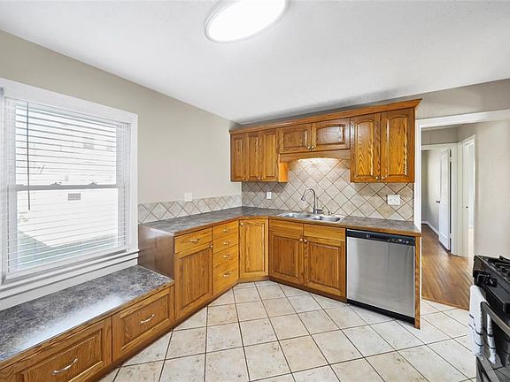 2nd image of 1818 Du Barry Ln