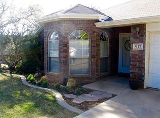 917 W 6th St, Idalou, TX 79329