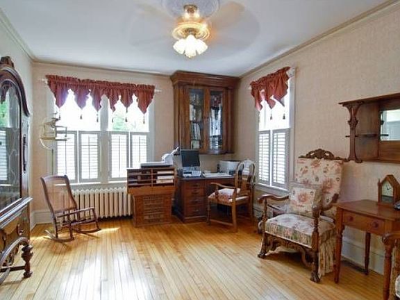2nd image of 812 William St N