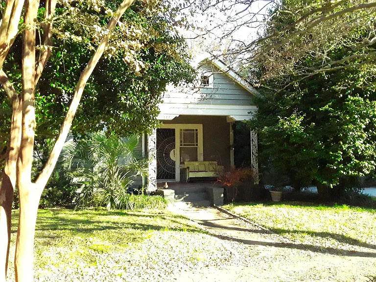 698 E Ave NE — Photo 1