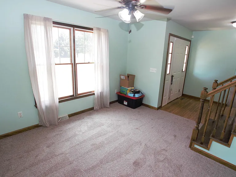98 Thorndale Cir — Photo 17